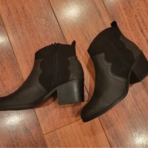New Look Black Textured Ankle Booties